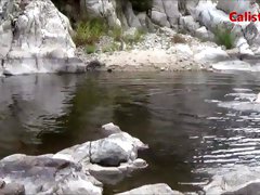 Jeune femme nue dans une rivière