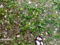 Cammino a piedi nudi nell'erba in pubblico e ti mostro le mie piante dei piedi sporche